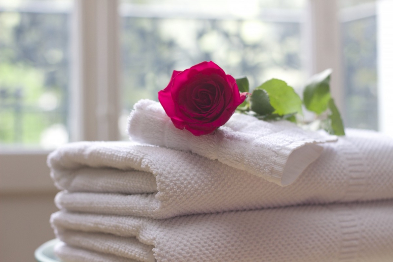 hotel-LA CROIX VALMER-min_towel_rose_clean_care_salon_spa_white_bath-731641